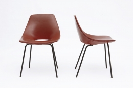Pierre Guariche's Set of 4 "Tonneau" chairs front and side view of 2 chairs