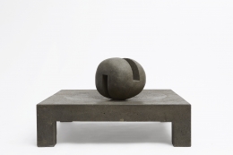Pierre Székely's "Espace établi" sculpture, full straight view with ball turned diagonally