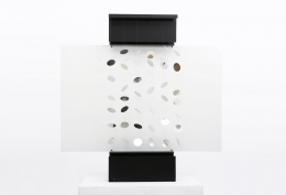 Julio Le Parc's "Continuel Lumière mobile n.23" Kinetic sculpture, full straight view
