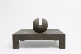Pierre Székely's "Espace établi" sculpture, full straight view with ball turned straight