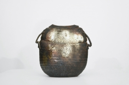 Rémi Bonhert's ceramic vase, full straight view of the back