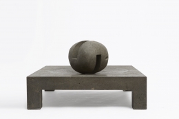 Pierre Székely's "Espace établi" sculpture, full straight view with ball turned diagonally