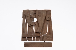Ricardo Santamaria's wooden sculpture, full straight view
