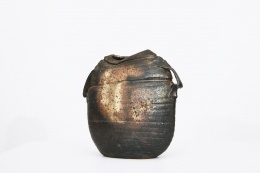 Rémi Bonhert's ceramic vase, full diagonal view of the front